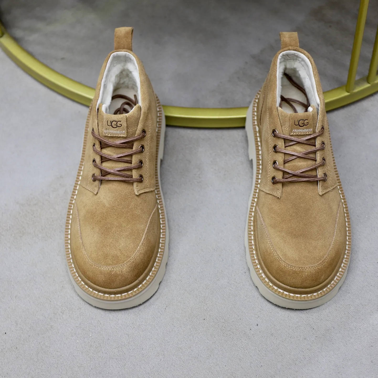 Ex-factory price: 640💰Thick wool imported from Australia Brand: UGG genuine purchasing agent Size: 39-45 Grade: Official website 1:1 Material: First layer of genuine leather waterproof and antifreeze upper Real wool lining Original non-slip soft wear-resistant outsole Style category: Men's casual shoes Trendy style Comfortable on the feet Color: Official website color synchronization